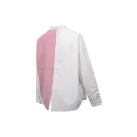Camisa de manga larga con bloques de color y pequeño logotipo de flores, en blanco y rosa