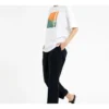 Camiseta de manga corta con estampado de letras en horizontal, color blanco