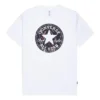 Camiseta gráfica con parche Chuck Taylor y salpicaduras de pintura, tallas asiáticas «Blanco»