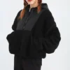 Chaqueta con capucha de lana de cordero y cremallera completa, color negro