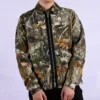 Chaqueta con estampado de camuflaje a toda página