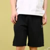 Pantalón corto de felpa de ajuste estándar con estrella bordada en forma de chevrón, tallas asiáticas, «Negro»