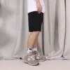 Pantalón corto de felpa de ajuste estándar con estrella bordada en forma de chevrón, tallas asiáticas, «Negro»
