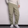 Pantalones casuales de hombre Converse de color liso, tejido y corte recto, gris claro y verde