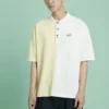 Polo de manga corta para hombre Converse con solapa y bloques de color, color amarillo crema