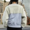 Sudadera con capucha de cuello redondo de lana de cordero con empalmes, color blanco leche