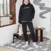 Sudadera con capucha de punto bordada con letras en colores contrastantes, color negro
