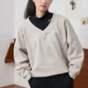 Sudadera con capucha de punto suelto de color liso y cuello en V, color beige
