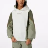 Sudadera con capucha holgada de punto con colores contrastantes irregulares y diseño retro en blanco